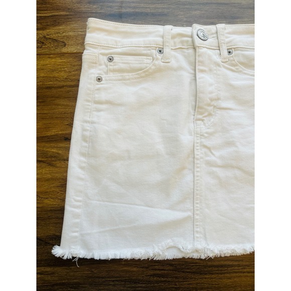 American Eagle White Denim Skirt Frayed Hem Mini Super Stretch Size 6 - Picture 2 of 6